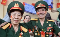 Tình yêu son sắt của hai vợ chồng cựu chiến binh xem diễu binh A80