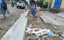 Ngổn ngang đất đá trước cổng trường