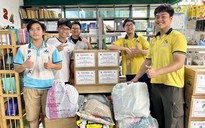 Nhóm học sinh TP.HCM tặng sách mong ngày tựu trường cho học sinh vùng lũ Nghệ An