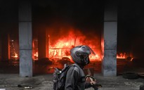 Indonesia: Người biểu tình đốt một loạt tòa nhà nghị viện ở 3 tỉnh