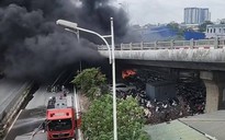 Hà Nội: Cháy bãi xe gầm cầu Vĩnh Tuy, khói đen bốc cuồn cuộn