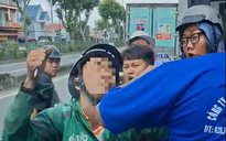 Nam thanh niên mặc đồ xe ôm công nghệ đập kính xe tải khai gì?