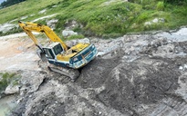 TP.HCM: Ngang nhiên đào đất ngay trụ cầu cao tốc Biên Hòa - Vũng Tàu