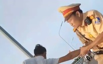 Khoảnh khắc CSGT TP.Huế cứu người định nhảy cầu, dân mạng khen nức nở