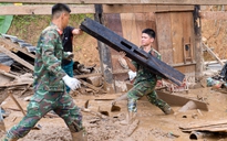 Bộ đội hành quân 20 km giúp dân khắc phục hậu quả mưa lũ