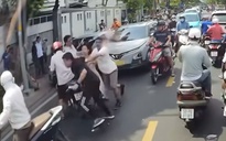 TP.HCM: 2 ô tô đậu giữa đường, 4 người đuổi đánh nhau gây ùn ứ giao thông