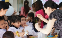 Học sinh trường công học toán, khoa học bằng tiếng Anh