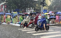 Mưa như trút, người dân vẫn bám trụ vỉa hè chờ xem diễu binh A80