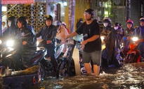 Mưa lớn chiều tối nay: Đường ở TP.HCM ngập nước hơn 2 tiếng sau cơn mưa