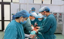 Cứu sống người phụ nữ có khối u nang buồng trứng xoắn kích thước 'khủng'