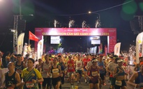 'Chồng cõng vợ' chạy Marathon ở Cần Giờ trong bộ áo mới