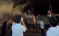 Chủ quán phở và 16 người bị truy tố vì bắn pháo hoa, nhảy múa giữa QL1