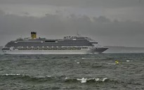 Chuyện gì xảy ra với du thuyền khi đi giữa cơn bão?