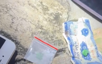 Nữ CSGT cùng tổ công tác phát hiện người giấu ma túy 'ke' nhờ 1 chi tiết