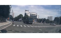 Tài xế điều khiển xe ben chạy ngược chiều vòng xoay Vũng Tàu, nhiều người khiếp vía