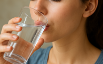 Bác sĩ chỉ cách uống nước đúng để tránh đau đầu, mệt mỏi cả ngày