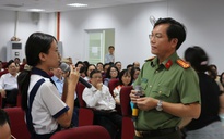 Không sử dụng điện thoại di động, học sinh làm gì vào giờ ra chơi?