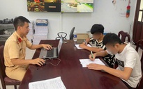 Bốc đầu xe máy chạy bằng một bánh, thiếu niên 15 tuổi bị CSGT xử phạt