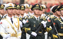 Khối diễu binh Trung Quốc hát 'Việt Nam, Hồ Chí Minh' trên phố Hà Nội