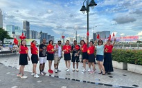 Bắn pháo hoa mừng Quốc khánh: Dòng người đổ về trung tâm TP.HCM tìm chỗ đẹp