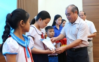 Trao học bổng Thắp sáng ước mơ cho học sinh nghèo tại Quảng Ngãi