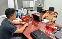 Tài xế xe bán tải leo vỉa hè giải thích với CSGT: 'Do đường đông, đang gấp'