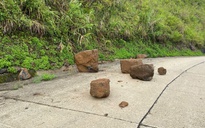 Ám ảnh đá tảng rơi ở nhiều tuyến đường miền núi Quảng Ngãi