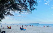 Quảng Ngãi: Cứu 5 người bị sóng cuốn trôi khi tắm biển