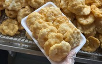 Du khách đến Quảng Ninh được tặng bia và chả mực Hạ Long