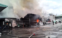 Cháy lớn tại bãi xe ở TP.HCM, ô tô khách cháy trơ khung