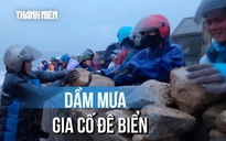 Hà Tĩnh: Hàng trăm người dầm mưa gia cố đê biển sạt lở