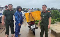 Bão số 10: Hai công an xã lặn giữa dòng nước xiết tìm xe máy cho dân