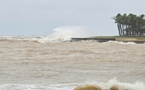 Biển Nhật Lệ dậy sóng, mưa lũ uy hiếp trước bão số 10