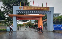 Quảng Trị: Tỉnh cho học sinh nghỉ tránh bão, một trường vẫn tổ chức dạy học