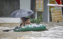 Chèo thuyền giữa 'phố ngập' Hà Nội đi lấy đồ ăn trưa