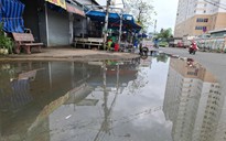 Nghẹt cống gây ngập đường