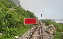 Sạt lở đá khiến đường sắt Bắc - Nam qua Quảng Trị bị hư hỏng, ách tắc