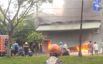 Cháy kho hàng trong mưa ở TP.HCM