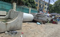 Ngổn ngang trước cổng trường