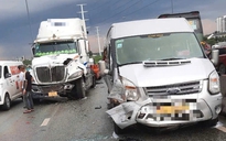 TP.HCM: Tai nạn liên hoàn trên cầu Phú Hữu, giao thông ùn ứ