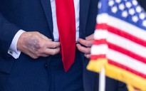 Ông Trump giải thích vết bầm trên tay, nói không ngủ gật lúc họp