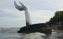 Phá dỡ 5 bàn tay khổng lồ trên biển Hải Tiến