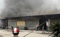 Cháy kho hàng ở TP.HCM, cả khu dân cư nháo nhào