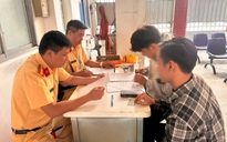 2 người giằng co với CSGT khi kiểm tra nồng độ cồn: Công an TP.HCM lên tiếng