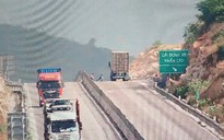 Thót tim cảnh 3 em nhỏ chơi đùa giữa cao tốc Cam Lâm - Vĩnh Hảo