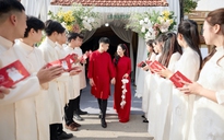 Cô dâu chú rể là hàng xóm, chia khung giờ đãi tiệc