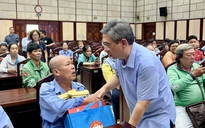 TP.HCM tặng thẻ bảo hiểm y tế giúp người lao động nghèo