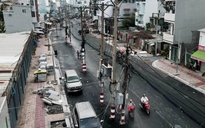 Dãy trụ điện nằm giữa đường Chu Văn An: Sở Xây dựng TP.HCM lên tiếng