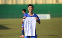 Cảm xúc chiến thắng vỡ òa trên sân Quân khu 5: Tình mẫu tử lay động sân cỏ