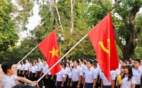 Sinh viên chào cờ hướng về Đại hội đại biểu toàn quốc lần thứ XIV của Đảng